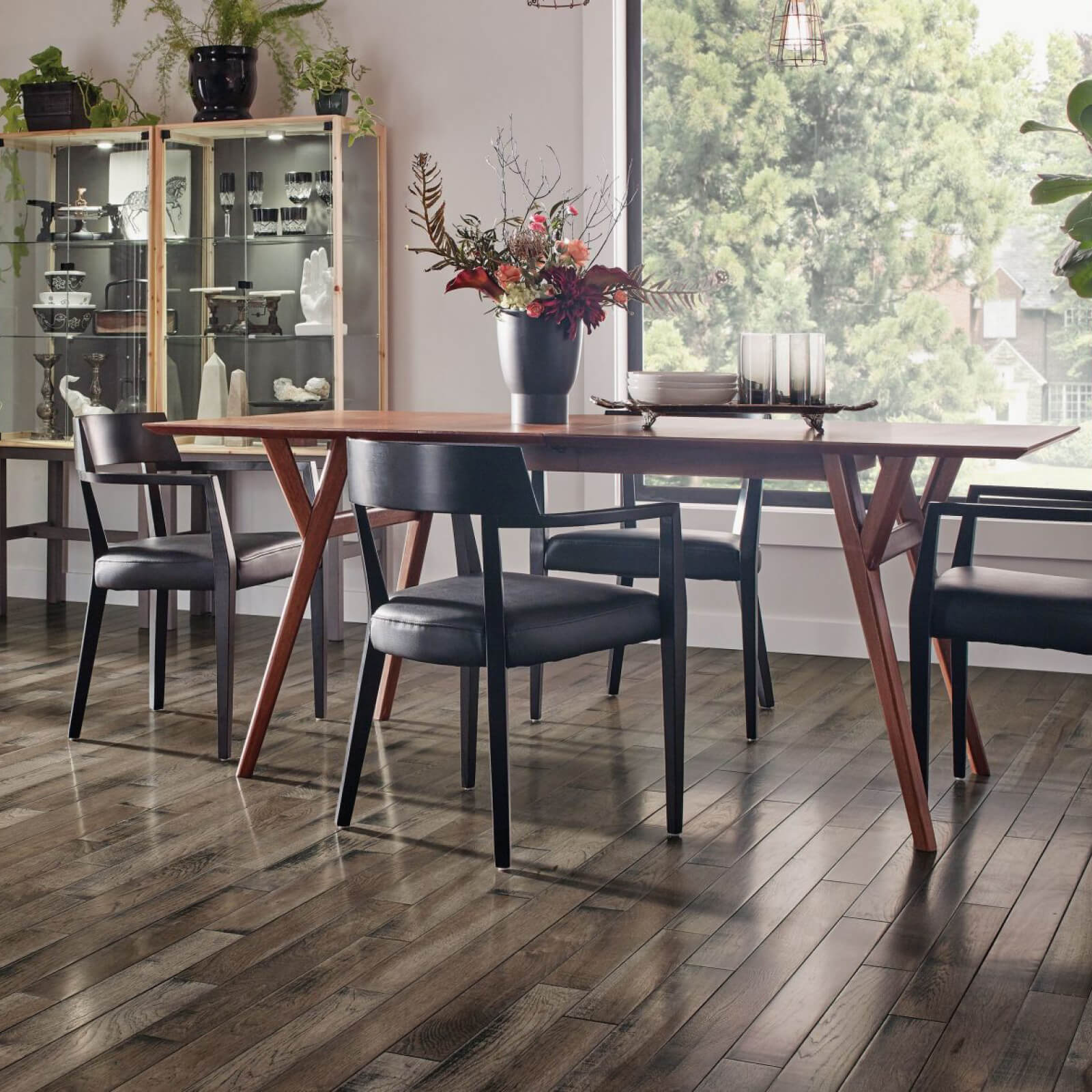 Hardwood flooring in dining room | Allied Flooring & Paint